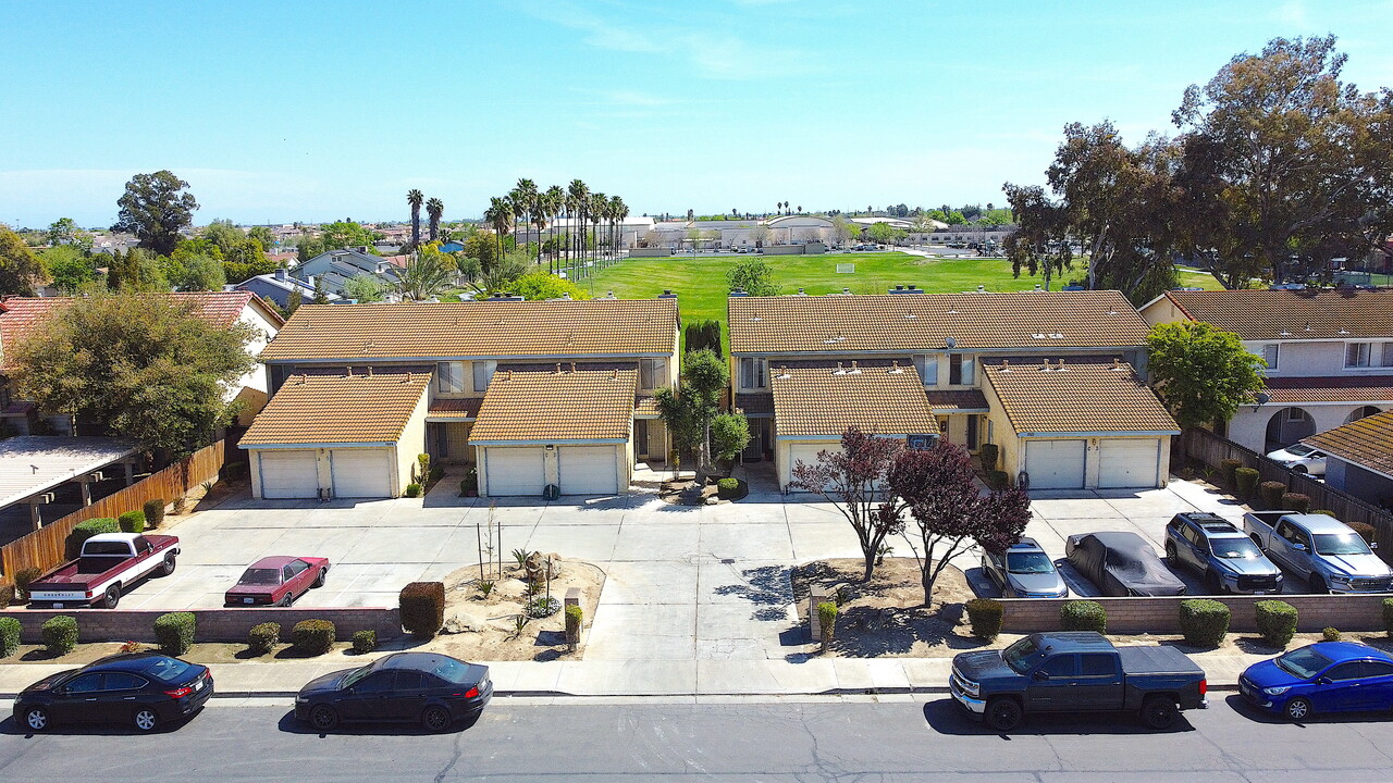 Racquet Club Townhouses in Los Banos, CA - Building Photo