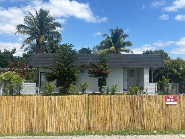 161 NE 117th St in Miami, FL - Foto de edificio - Building Photo