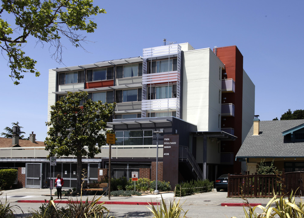 Park Boulevard Manor in Oakland, CA - Building Photo