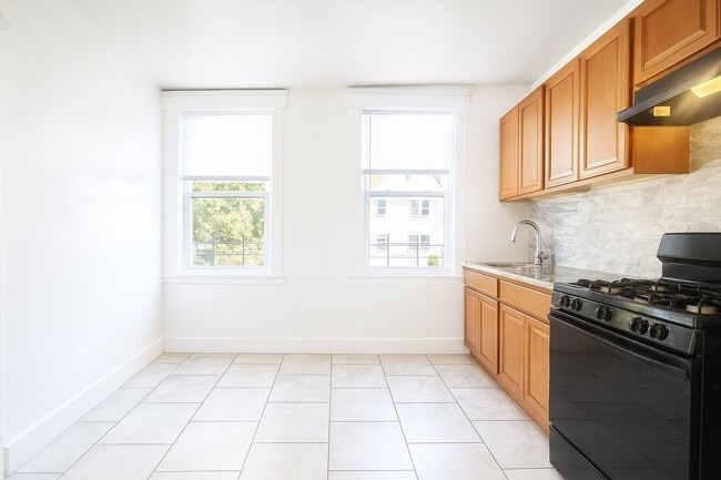21 Tillinghast St, Unit 2 in Newark, NJ - Foto de edificio - Building Photo
