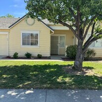 1021 Guerrero Ln in Woodland, CA - Building Photo