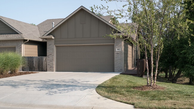 property at 902 W Onewood Pl