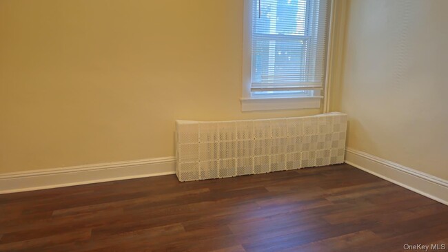 22 Ford St in Glen Cove, NY - Building Photo - Building Photo