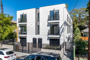 4517 Kingswell Ave in Los Angeles, CA - Building Photo