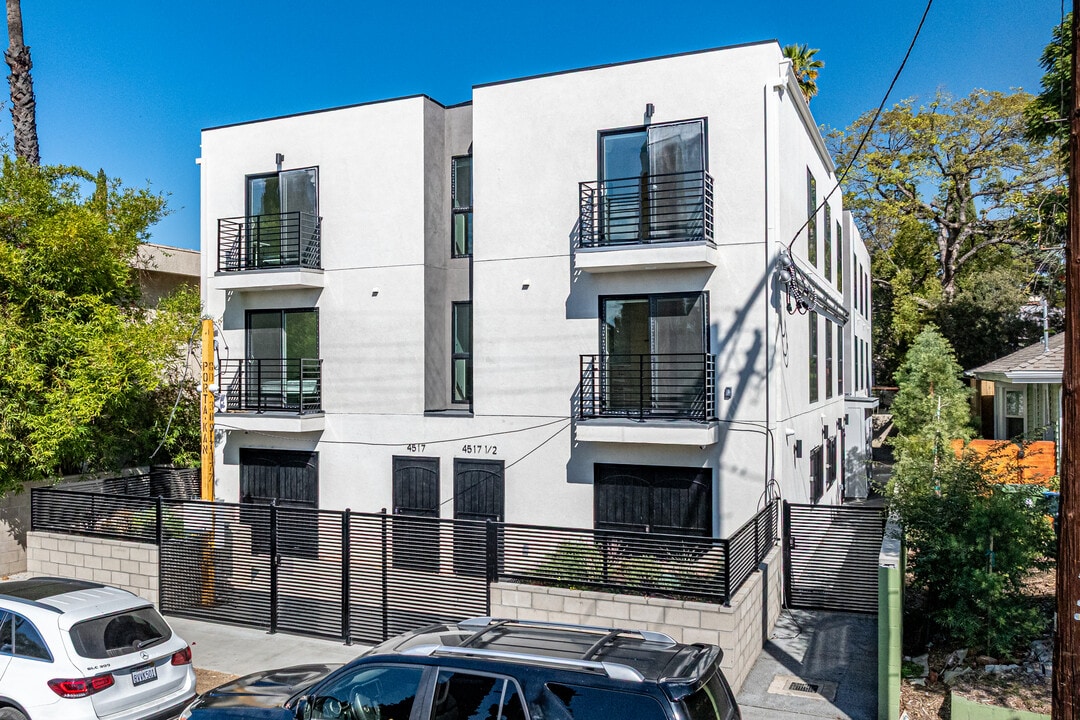 4517 Kingswell Ave in Los Angeles, CA - Foto de edificio