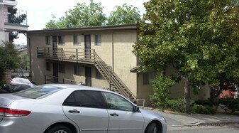 2420 Fern St in Oakland, CA - Building Photo