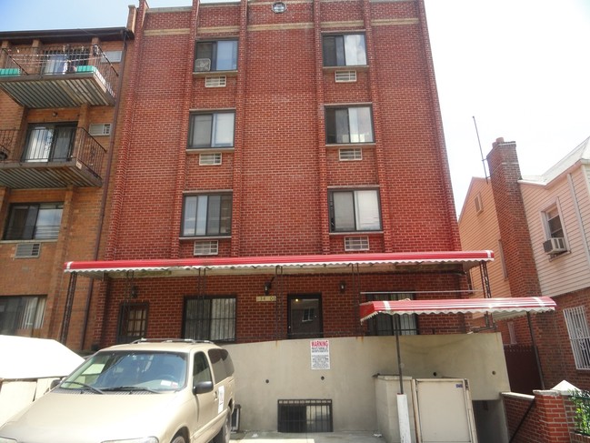 13406 Blossom Ave in Flushing, NY - Foto de edificio - Building Photo