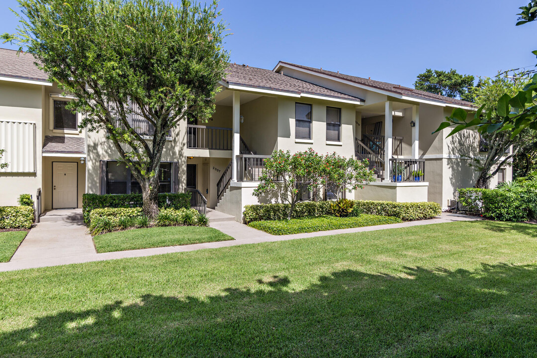 2307 Fairway Dr S in Jupiter, FL - Building Photo