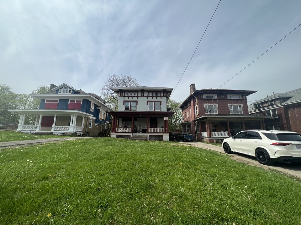 885 881, 887 Clinton Springs Avenue in Cincinnati, OH - Building Photo