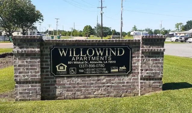 801 Wildcat Dr in Abbeville, LA - Building Photo