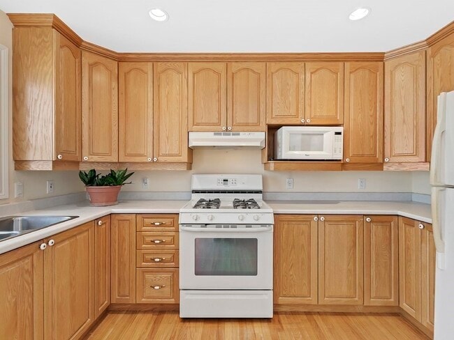 40 Myrtle St in Waltham, MA - Building Photo - Building Photo