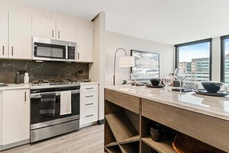 1912 W Ogden Ave in Chicago, IL - Foto de edificio - Building Photo