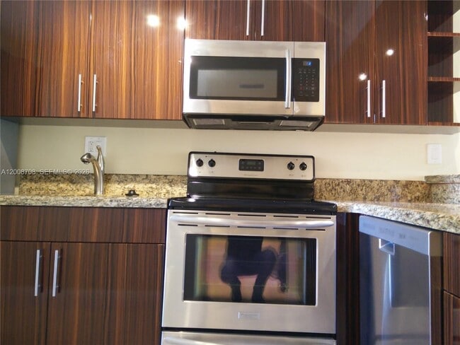 3285 Foxcroft Rd in Miramar, FL - Building Photo - Building Photo