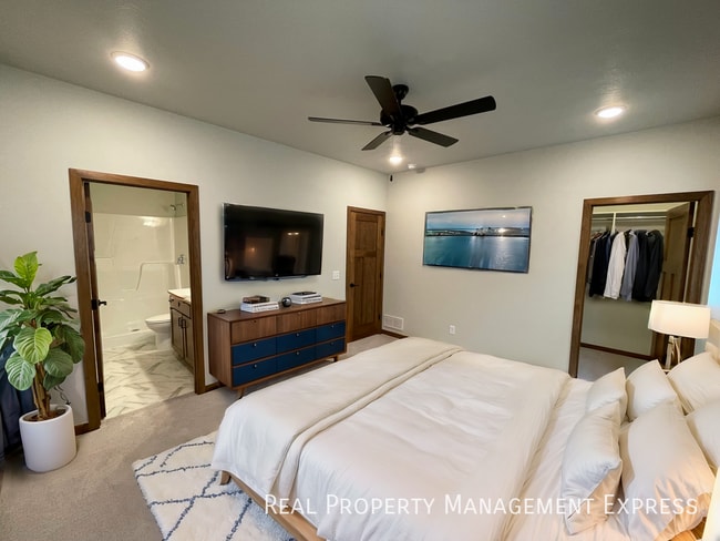 BRAND NEW 4 BED 3 BATH TWIN HOME in Sioux Falls, SD - Foto de edificio - Building Photo
