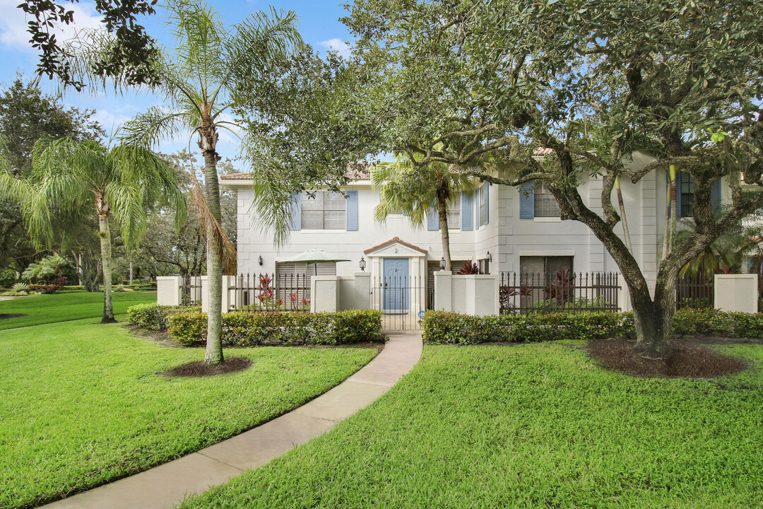 377 Prestwick Ln in Palm Beach Gardens, FL - Foto de edificio