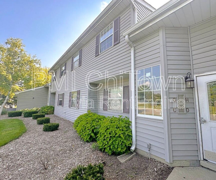 8 Gant Cir in Streamwood, IL - Building Photo