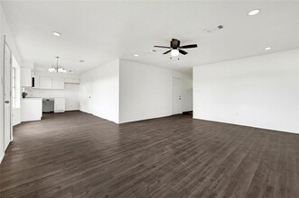 5010 Apple Blossom Ln in Friendswood, TX - Foto de edificio - Building Photo