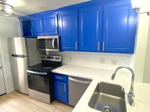 1220 Shadowdale Dr in Houston, TX - Building Photo - Building Photo