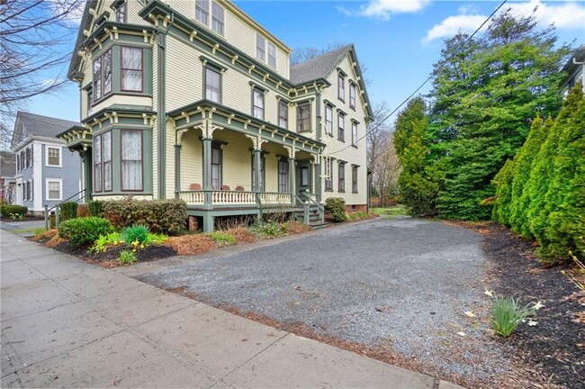686 Hope St in Bristol, RI - Building Photo - Building Photo