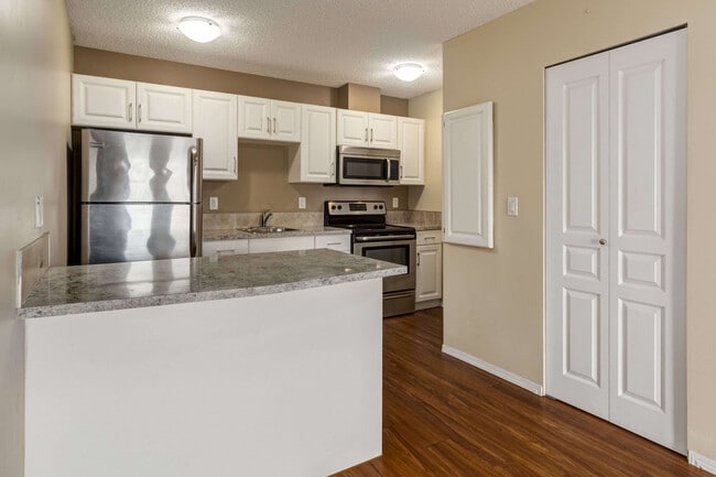 Oxford Apartments in Edmonton, AB - Building Photo - Building Photo