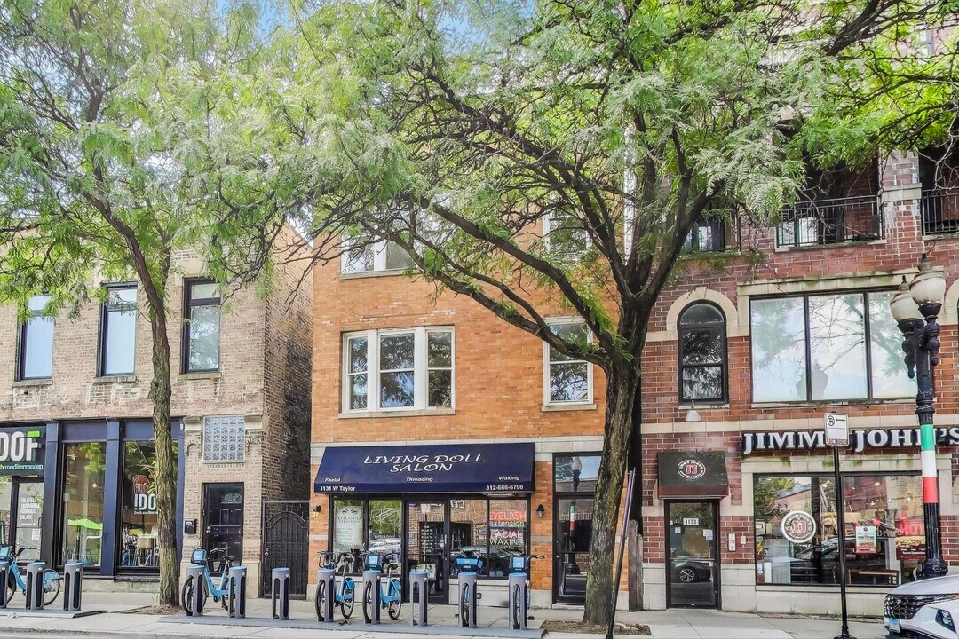 1131 W Taylor St in Chicago, IL - Building Photo