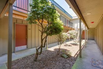 Ponderosa Apartments in Portland, OR - Building Photo - Building Photo