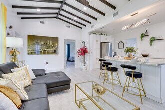 774 NW 49th St in Miami, FL - Foto de edificio - Building Photo