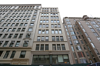 8 W 13th St in New York, NY - Building Photo - Building Photo