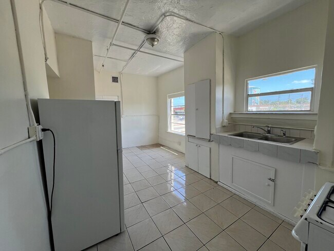 4211 Parker Ave in West Palm Beach, FL - Building Photo - Building Photo