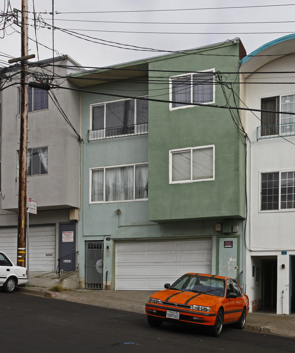 73 Lausanne Ave in Daly City, CA - Foto de edificio