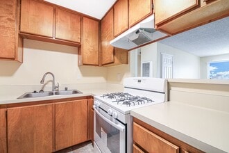 1070 Loma Ave in Long Beach, CA - Building Photo - Building Photo