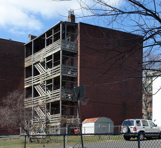 428 Maple St in Holyoke, MA - Foto de edificio - Building Photo