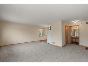 1613 County Rd D E in Maplewood, MN - Building Photo - Building Photo