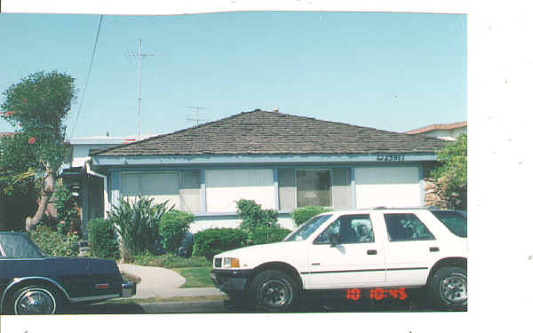 25911 Viana Ave in Lomita, CA - Building Photo