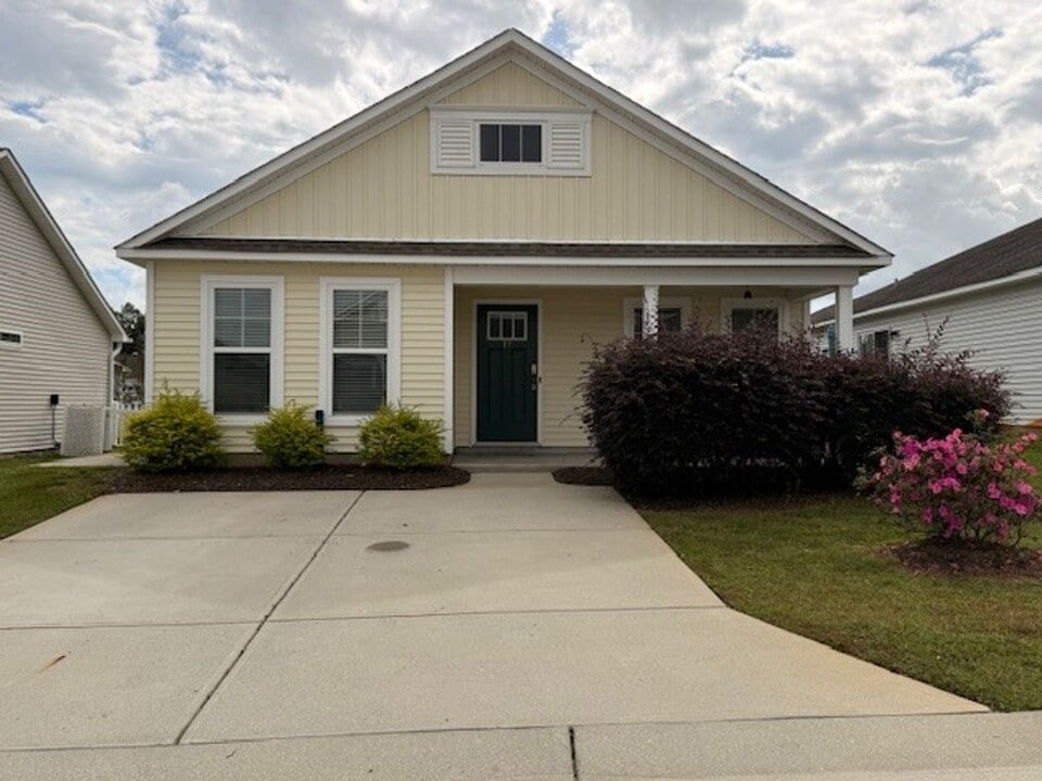 17 Biscayne Dr in Rocky Point, NC - Building Photo