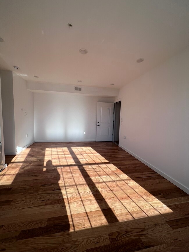 125 Broughton Ave, Unit 3 in Bloomfield, NJ - Building Photo - Building Photo