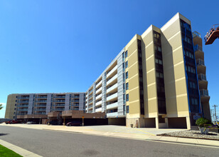 Longport Ocean Plaza in Longport, NJ - Building Photo - Building Photo