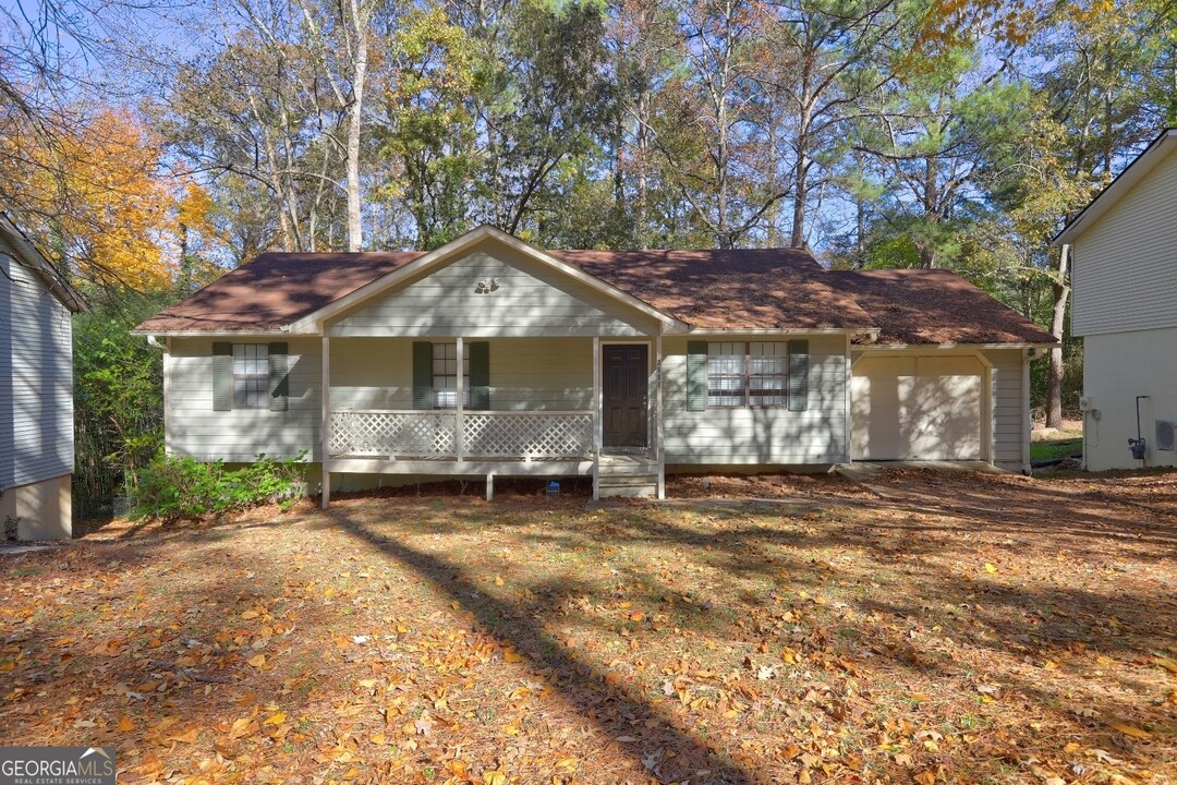 3898 Valley Brook Rd in Snellville, GA - Building Photo