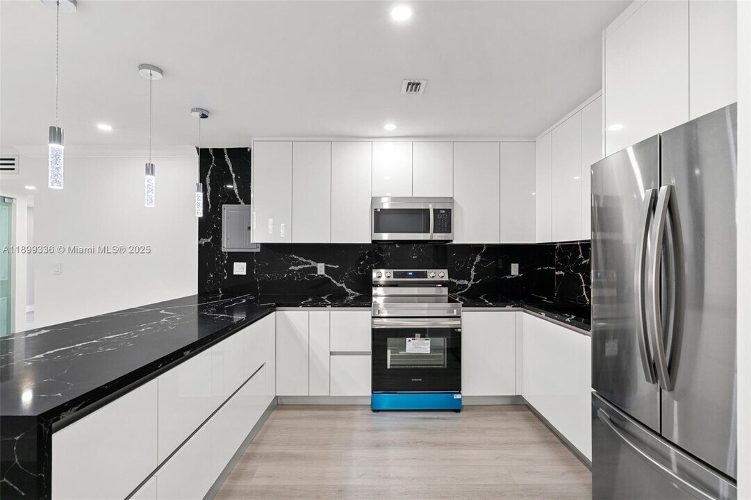 9405 SW 76th St in Miami, FL - Building Photo