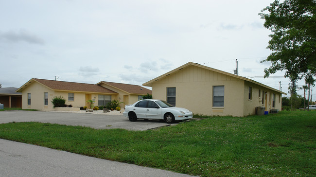 4 Plex in Cape Coral, FL - Building Photo - Building Photo