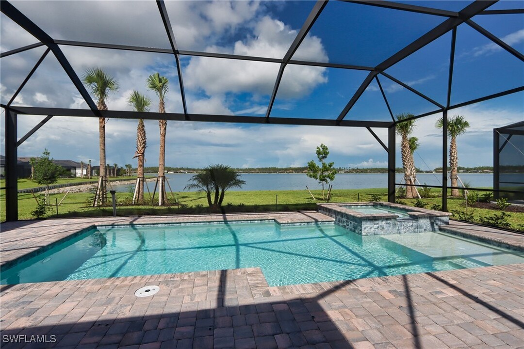 13660 Blue Bay Cir in Ft. Myers, FL - Foto de edificio