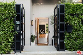 2358 Kimridge Rd in Beverly Hills, CA - Foto de edificio - Building Photo