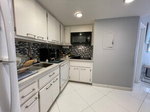 801 Brickell Bay Dr, Unit 671 in Miami, FL - Building Photo - Building Photo