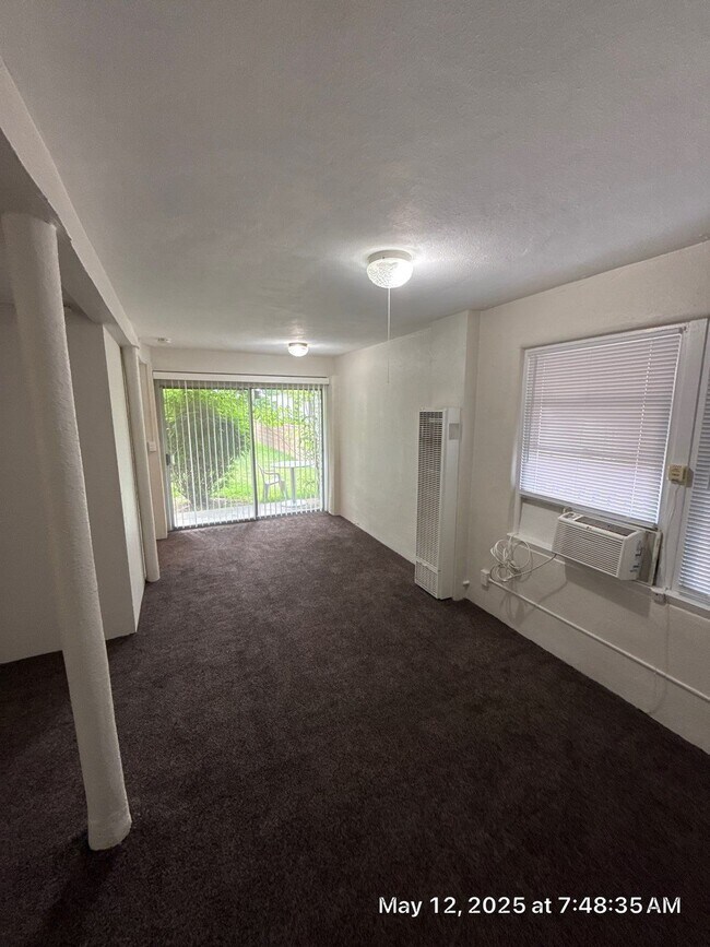 681 N 1st Ave in Upland, CA - Foto de edificio - Building Photo