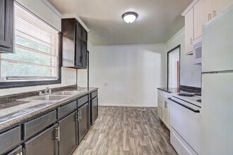 2006 Pine Hill Dr in Macon, GA - Foto de edificio - Building Photo