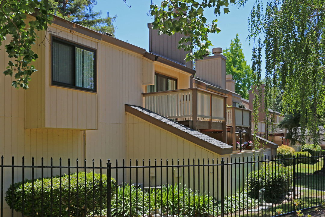 Alicante Villas in Sacramento, CA - Building Photo