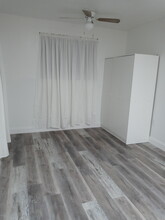 75 NE 170th St, Unit Studio with kitchenette in North Miami Beach, FL - Foto de edificio - Building Photo