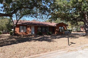 1002 Lowrie St in Bowie, TX - Building Photo