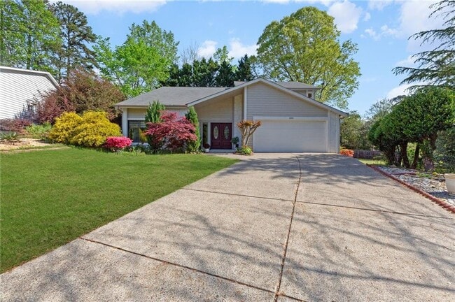 property at 890 Muirfield Ridge NE