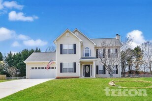 224 Stone Creek Dr in Dallas, GA - Building Photo